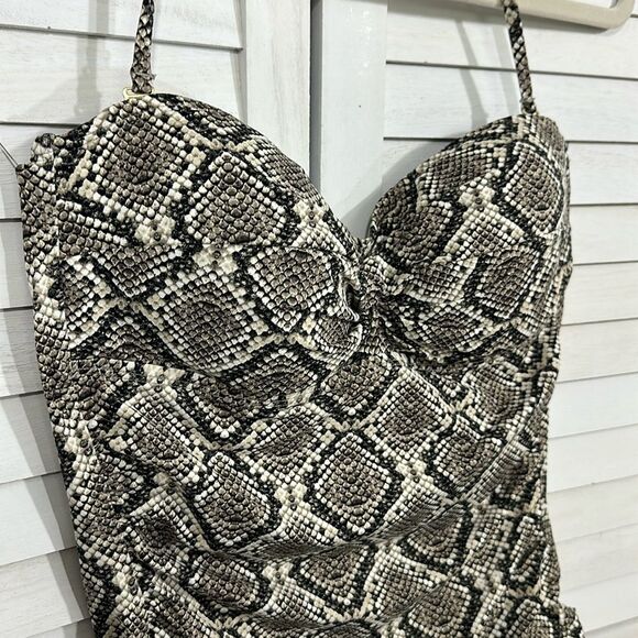 Tommy Bahama Swimsuit Size 8 Python Front Twist - Picture 6 of 16